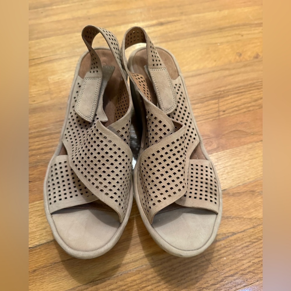 New with tag Clarks Artisan Clerene Award Sand Nubuck Wedge sandal